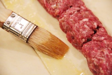 Свино-говяжие колбаски в тесте - приготовление