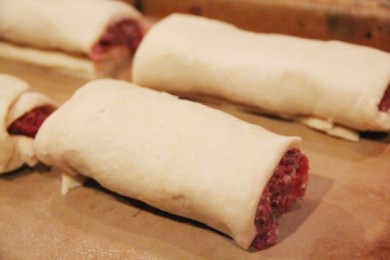 Свино-говяжие колбаски в тесте - приготовление