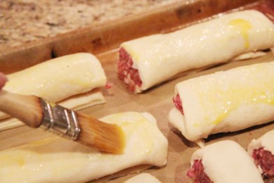 Свино-говяжие колбаски в тесте - приготовление