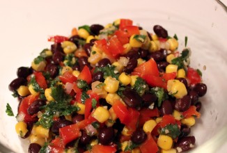 Яркий салат с бобами и оригинальной заправкой