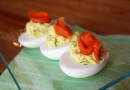 Яйца с начинкой из козьего сыра и копченого лосося