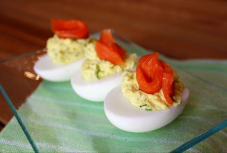 Яйца с начинкой из козьего сыра и копченого лосося