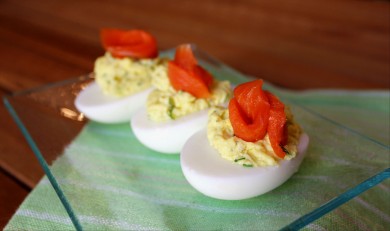 Рецепт Яйца с начинкой из козьего сыра и копченого лосося