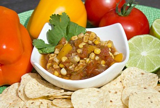 Соус сальса с помидорами и кукурузой
