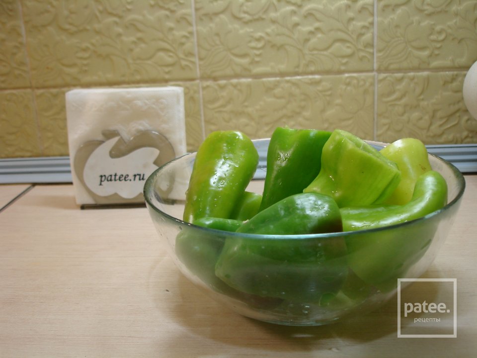 Перец, фаршированный овощами с сыром и колбасой - Шаг 1