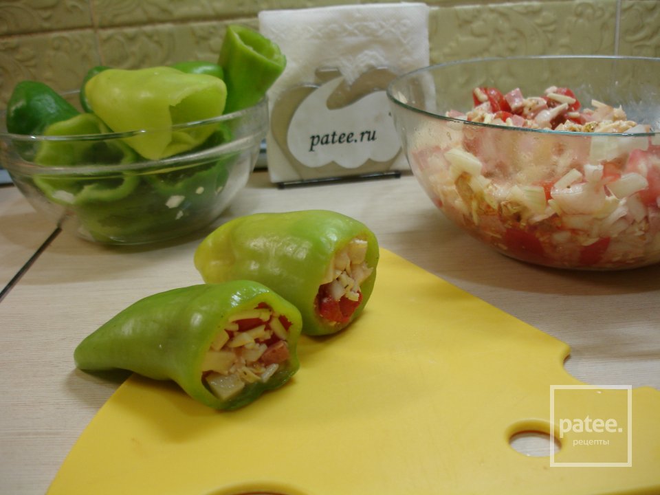 Перец, фаршированный овощами с сыром и колбасой - Шаг 7