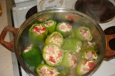 Перец, фаршированный овощами с сыром и колбасой - приготовление