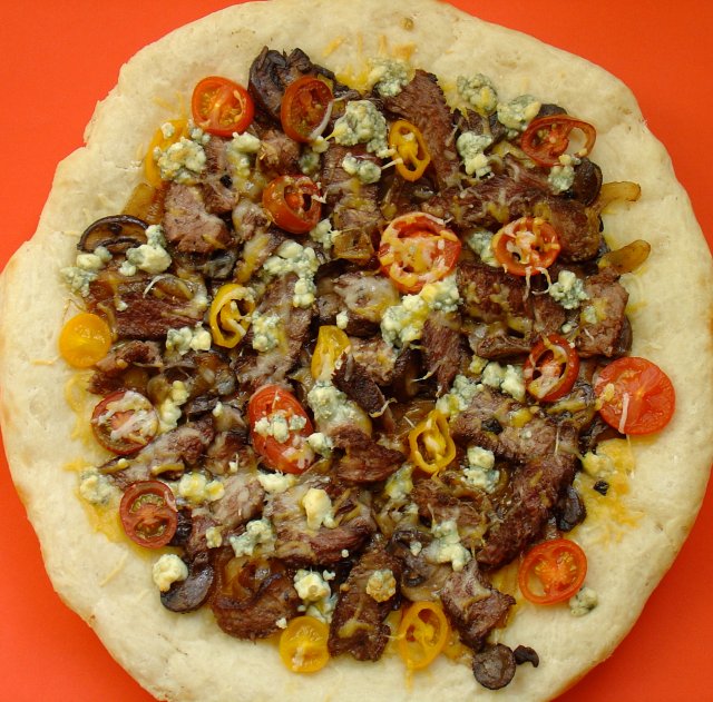 Пицца со стейком и голубым сыром