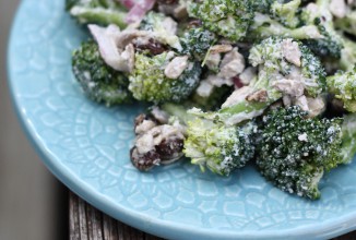Салат из брокколи с изюмом