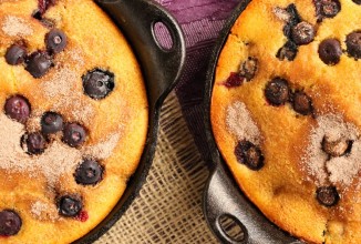 Кукурузный хлеб с черникой и корицей