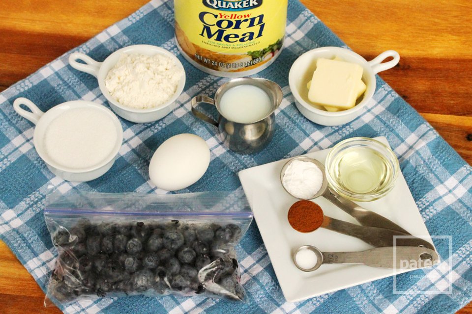 Кукурузный хлеб с черникой и корицей - Шаг 1
