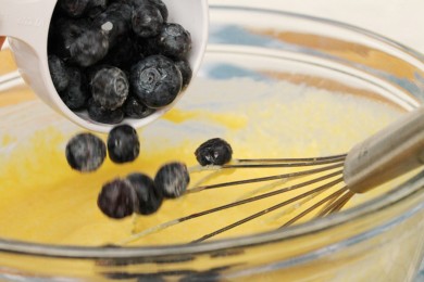 Кукурузный хлеб с черникой и корицей - приготовление