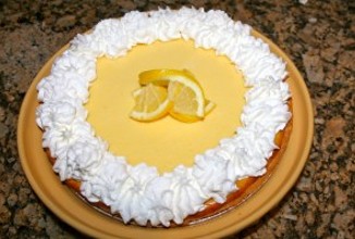 Лимонный пирог со взбитыми сливками