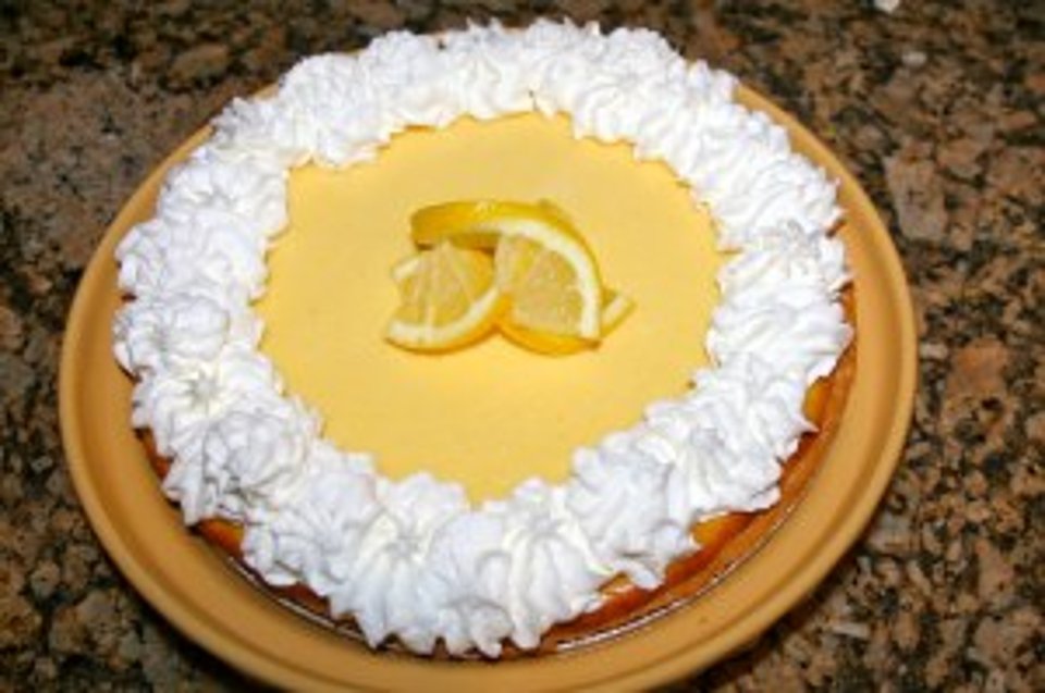 Лимонный пирог со взбитыми сливками
