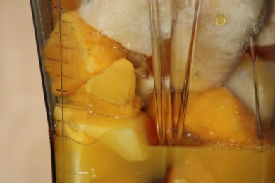 Чернично-манговые смузи - приготовление