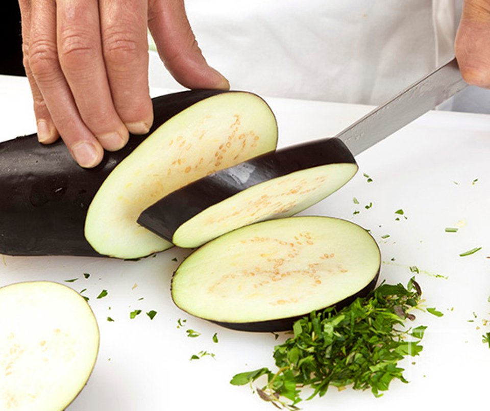 Баклажаны с рисом, помидорами и кедровыми орешками - Шаг 1