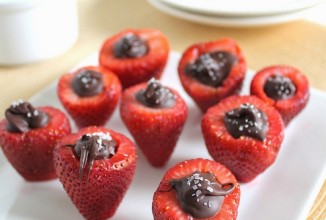 Клубника с начинкой из шоколада и морской соли