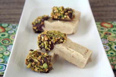 Рецепт Песочное печенье в темном шоколаде, посыпанное солеными фисташками