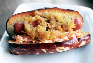 Сдобный хот-дог с карамельным луком и острым плавленным сыром с перцем