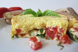 Омлет Фриттата с помидорами и базиликом