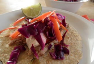 Свиные тако под острым соусом и с капустным салатом