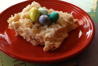 Сладкий пирог из кокосовой стружки с конфетами