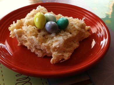 Рецепт Сладкий пирог из кокосовой стружки с конфетами