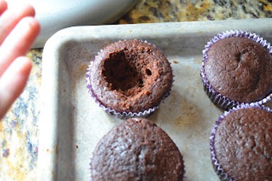 Шоколадные кексы с начинкой - приготовление