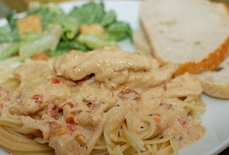 Паста с курицей и специями