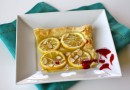 Лимонный пирог под малиновым соусом с ликером