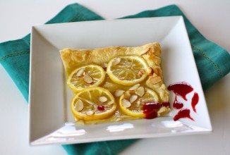 Лимонный пирог под малиновым соусом с ликером