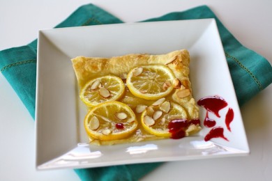 Рецепт Лимонный пирог под малиновым соусом с ликером