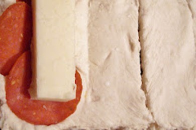 Пирожки с моцареллой и пепперони - приготовление