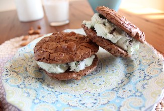 Шоколадное печенье с мороженым