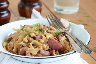 Колбаса с капустой и фасолью