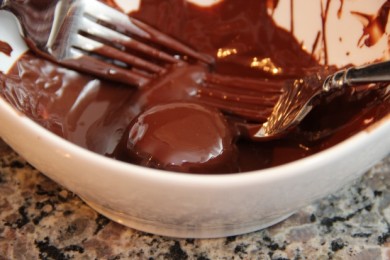 Трюфели в шоколаде - кролики с клубничными ушами - приготовление