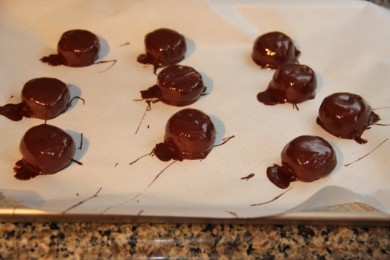 Трюфели в шоколаде - кролики с клубничными ушами - приготовление