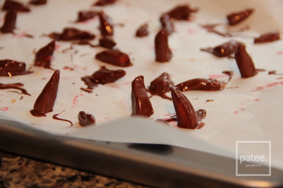 Трюфели в шоколаде - кролики с клубничными ушами - Шаг 11