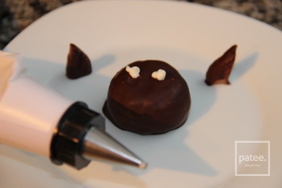 Трюфели в шоколаде - кролики с клубничными ушами - Шаг 14