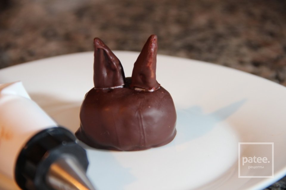 Трюфели в шоколаде - кролики с клубничными ушами - Шаг 15
