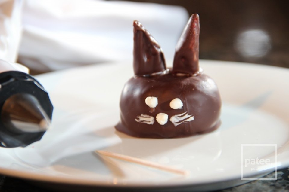 Трюфели в шоколаде - кролики с клубничными ушами - Шаг 16