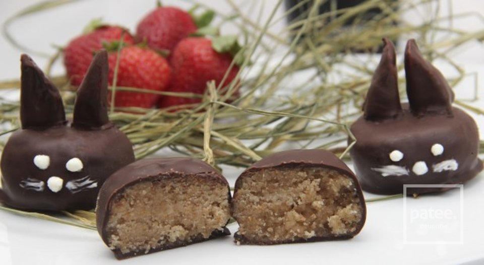 Трюфели в шоколаде - кролики с клубничными ушами - Шаг 17