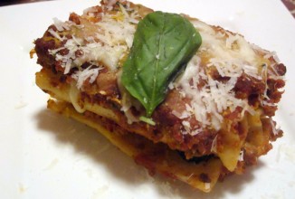 Роллы из лазаньи с мясным соусом