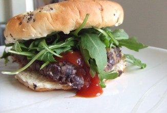 Бургер с беконом и черной фасолью