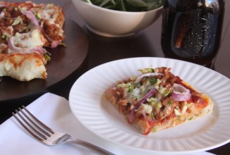 Пицца с куриной колбасой и брюссельской капустой