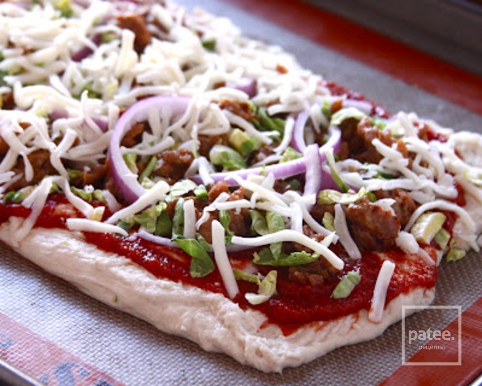 Пицца с куриной колбасой и брюссельской капустой - Шаг 4