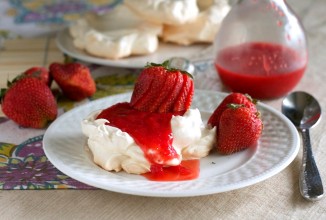 Безе с ревенем под клубничным соусом