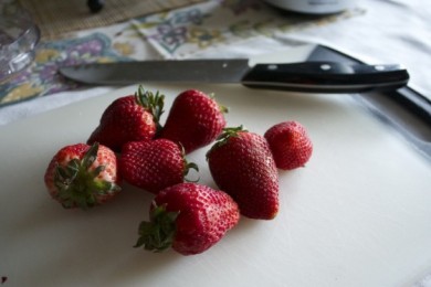 Безе с ревенем под клубничным соусом - приготовление