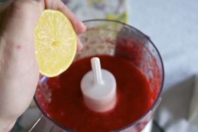 Безе с ревенем под клубничным соусом - приготовление