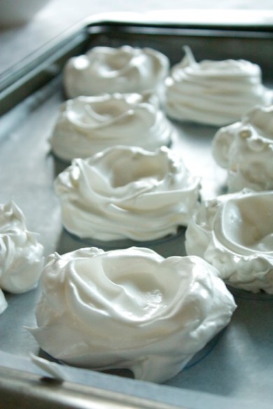 Безе с ревенем под клубничным соусом - Шаг 6